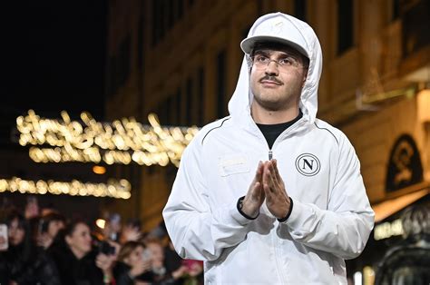 Geolier A Sanremo Con La Tuta Del Napoli Sul Green Carpet Tifosi