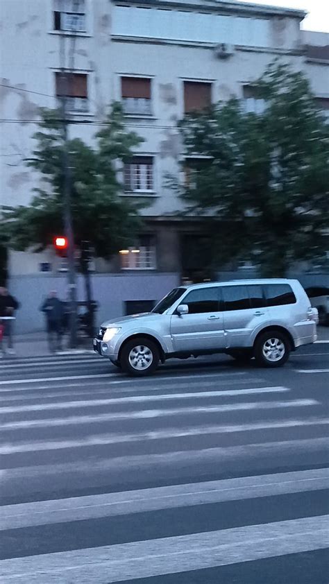 Mitsubishi pajero neobeleženi policijski džip emergecy rescue Serbia