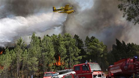 Schwere Waldbrände in Portugal Löschflugzeuge kämpfen gegen Flammen