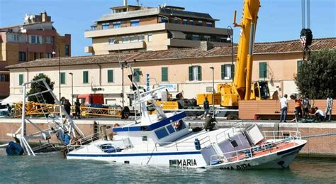 Fiumicino Peschereccio Affonda Nel Cuore Della Notte In Corso Le