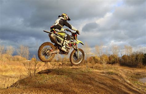 2 Stroke or 4 Stroke Dirt Bike for Beginners - Dirt Bike Gear Guide