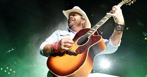 Toby Keith Calls The Shots At Nashville Concert