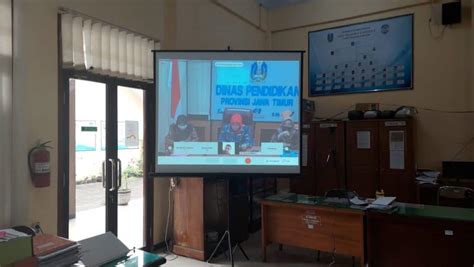 Para Guru Sma Negeri 2 Tanggul Serentak Mengikuti Webinar Sosialisasi