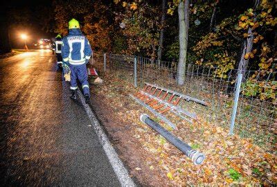 Kollision Mit Baumstamm Feuerwehrauto Verunfallt Auf Dem Weg Zu