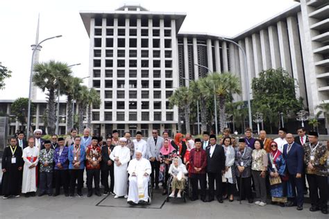 Paus Fransiskus Cium Tangan Imam Besar Saat Kunjungi Masjid Istiqlal