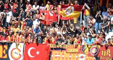 Galatasaray Taraftarı Dursun Özbek i İstifaya Çağırdı Dailymotion Video