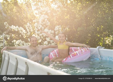 Petite Fille Papa Heureux S Amusent Ensemble Dans Piscine Ext Rieure