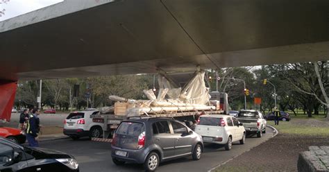 G Caminh O Pe A Met Lica Fica Preso Em Viaduto De Porto Alegre