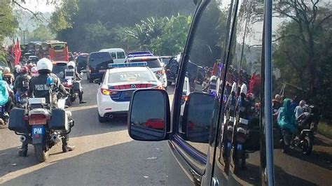 Saat Iring Iringan Mobil Presiden Jokowi Terjebak Macet Menuju Lokasi