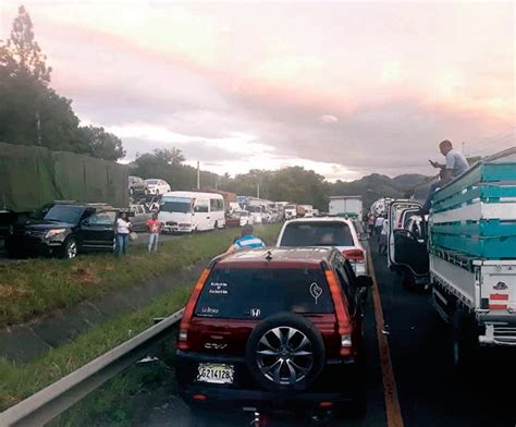 Accidente provoca gran tapón en autopista Duarte