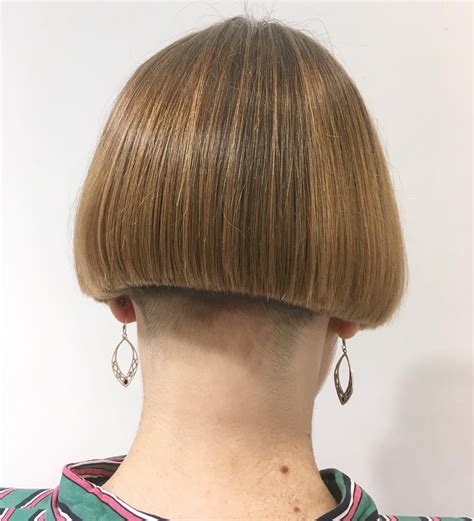 Pin By Hiro On Bobs Angled Bob S One Length Bobs Edgy Bobs Short