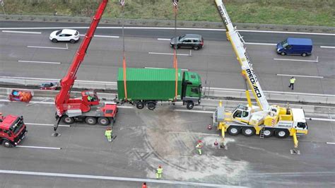 Schwerer Unfall Auf A Lkw Auf Mittelleitplanke Gekippt Stra E