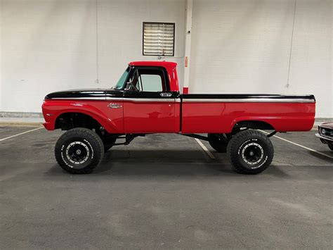 Ford F100 Lifted