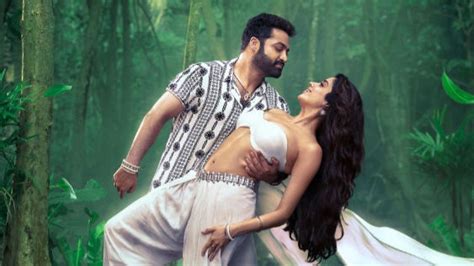 Janhvi Kapoor Jr Ntr Strike A Romantic Pose In Devara New Poster