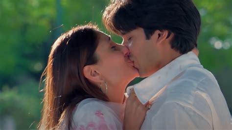 Kareena Kapoor Shahid Kapoor Kissing Leaked Mms Video Again In Spotlight