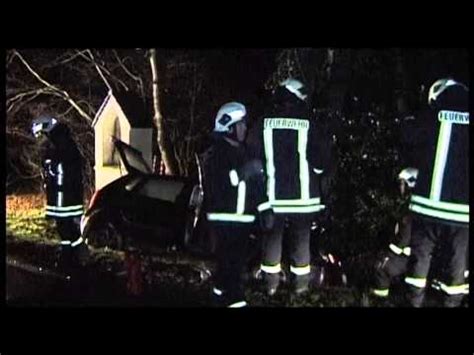 Crash Auf Der L Pkw Kommt Von Der Fahrbahn Ab Feuerwehr Muss