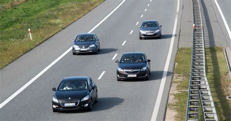 Czy na autostradzie można wyprzedzać z prawej strony Motoryzacja w