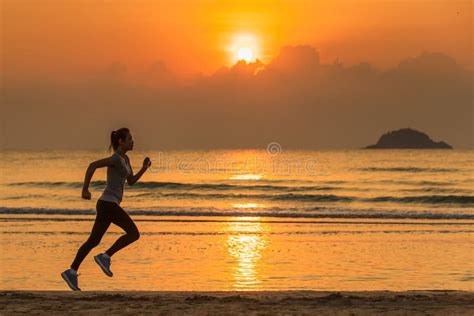 Maman Et Fils Asiatiques Sur La Plage Photo Stock Image Du Actif