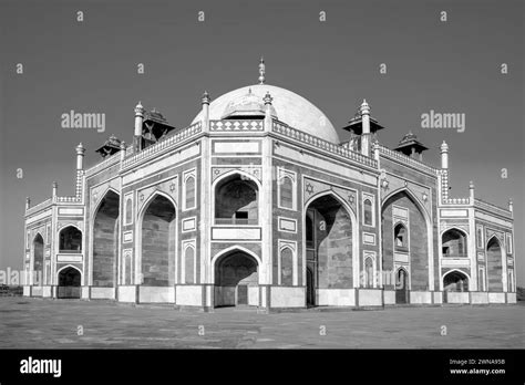 Humayuns Tomb In New Delhi India With Palm Trees Stock Photo Alamy