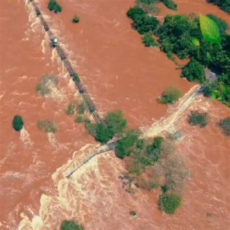 Força da água destrói passarela da Garganta do Diabo nas Cataratas do