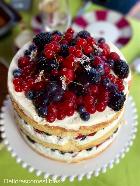 Tarta De Frutos Rojos Y Nata Decorada Con Flores De Cilantro De