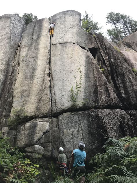 Battling up a Squamish offwidth - Split Beaver 10b : r/climbing
