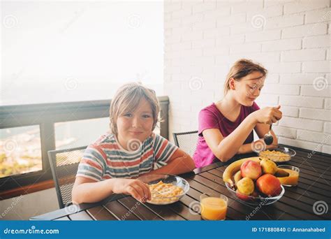 Les Enfants Prennent Leur Petit D Jeuner Sur Le Balcon Photo Stock