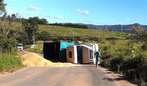 Portal Campo Belo Carreta Carregada 18 Toneladas De Soja Tomba Na