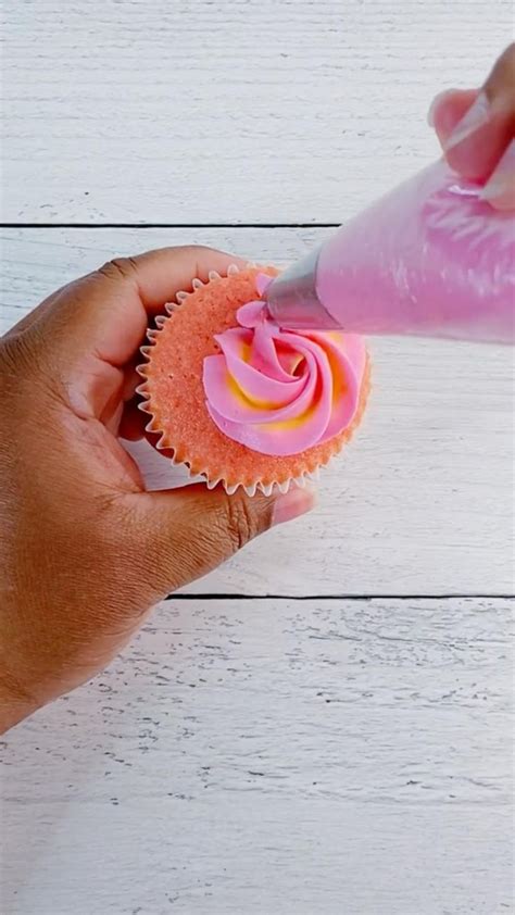 Piping 2-Toned Buttercream Cupcakes | Easy cupcakes decoration, Cupcake ...