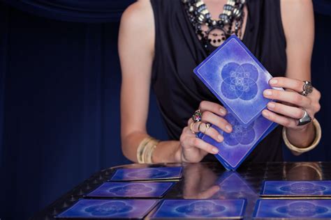 Limpiar las cartas del tarot Sepa cómo WeMystic