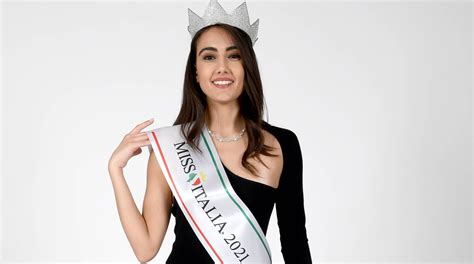 Miss Italia è Napoletana Chi è Zeudi Di Palma Che Lotta Per La Sua Scampia