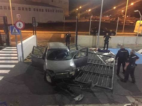 Empotra su coche contra la Comisaría de Policía Lancelot Digital