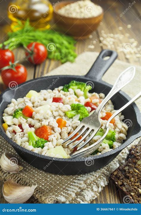 Gachas De Avena De La Cebada Con Las Verduras Imagen De Archivo