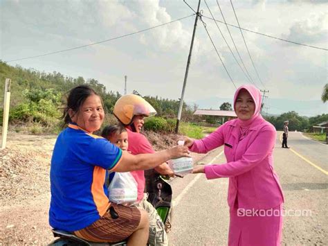 Berbagi Di Bulan Ramadhan Di Kapuas Hulu Polsek Badau Dan Bhayangkari