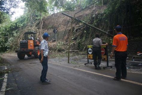 Hujan Lebat Di Bantul Sebabkan Tanah Longsor Di Titik