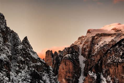 Monta As Cubiertas De Nieve Marrones Y Grises Aventura Alpes Altitud