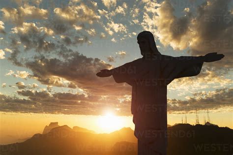 Silhouette der Christus Erlöser Statue bei Sonnenuntergang Rio De