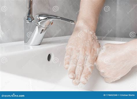 Effective Handwashing Techniques Woman Wash Her Hands Using Palm To