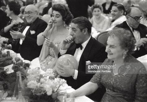 The Greek Shipowner Aristotle Onassis Smoke A Cigar To The Waiter Nachrichtenfoto Getty Images