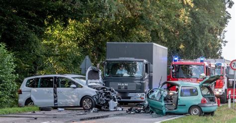 Auto fängt nach Unfall Feuer Fahrer stirbt im Krankenhaus Ettlingen