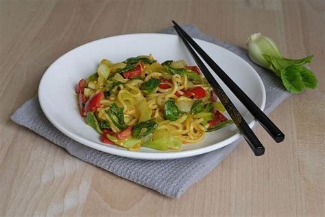 W Rziger Pak Choi Mit Paprika Und Mie Nudeln Von Ars Vivendi Chefkoch