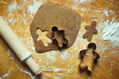 El Proceso De Hacer Hombres De Pan De Jengibre A Partir De Masa En Una