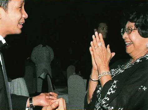 Couple Spotlight Tender Moments Of Tun Dr Mahathir Mohamad Tun Dr