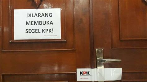 Foto Kpk Segel Ruang Kerja Gubernur Aceh Irwandi Yusuf