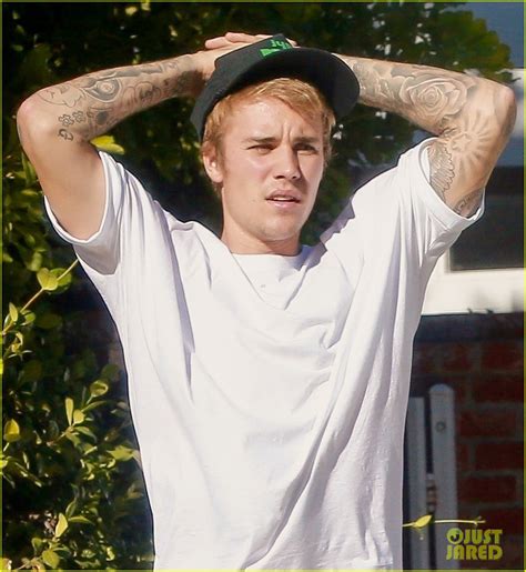 Shirtless Justin Bieber Shows Off Bulging Biceps Toned Abs Photo