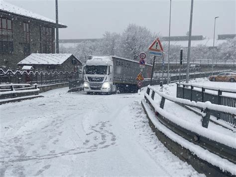 Aosta Camion Bloccato Per La Neve Disagi Al Traffico Aosta News