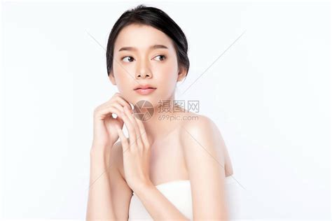 肖像美丽的年轻亚洲女人清洁新鲜裸露的皮肤概念亚洲女孩美容面部护肤和保健面部护理完美肌肤自然妆高清图片下载 正版图片503054391 摄图网