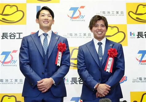 ＜2023年度プロ野球最優秀バッテリー賞授賞式＞2人で合わせたスーツとネクタイで会見に臨むdenaの山本（左）と東（撮影・木村 揚輔） ― スポニチ Sponichi Annex 野球