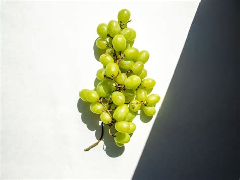 Grapes on white background 13961599 Stock Photo at Vecteezy