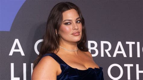 Ashley Graham nous fait voir flou dans une robe au décolleté très